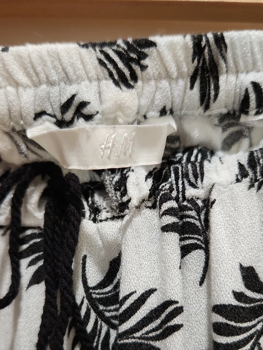H&M White Skirt with Black Leaf Print and Drawstring Size L
